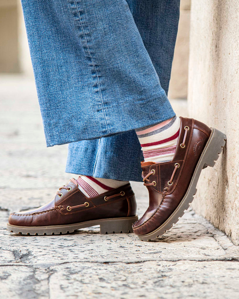 Boat náutico de piel con forro interior de piel. cuero