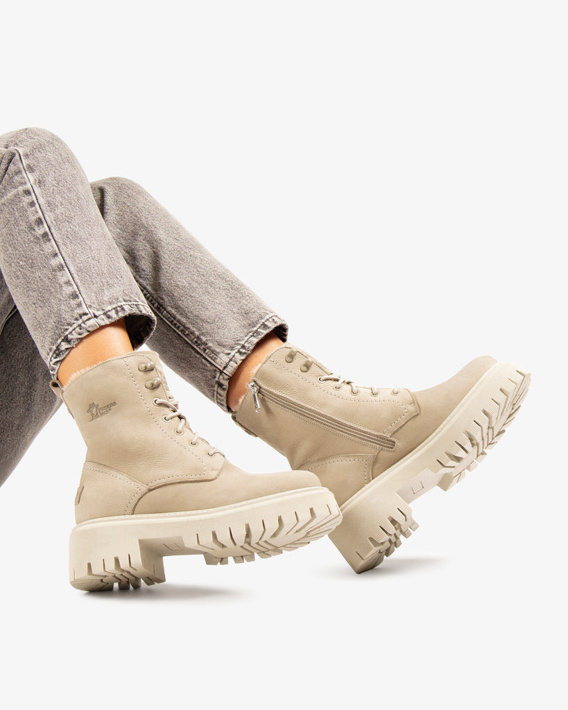 Farai botas de piel con forro interior de pelo. crudo