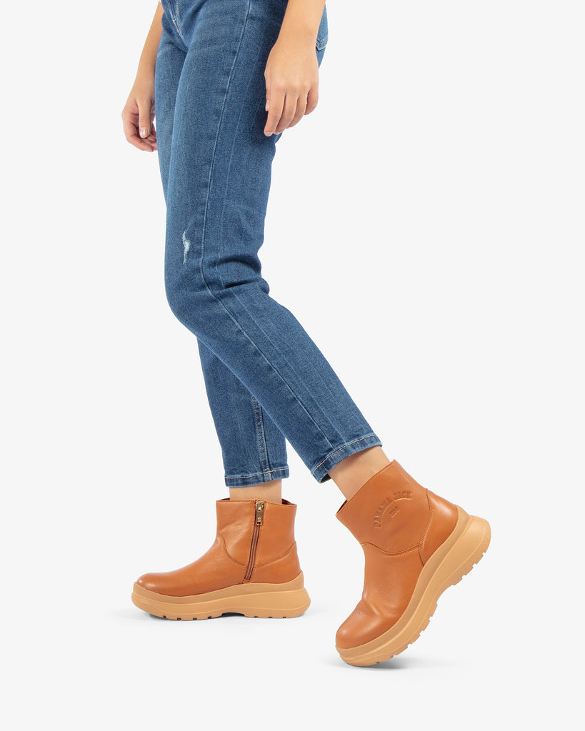 Henar botín de piel con forro interior de piel. camel