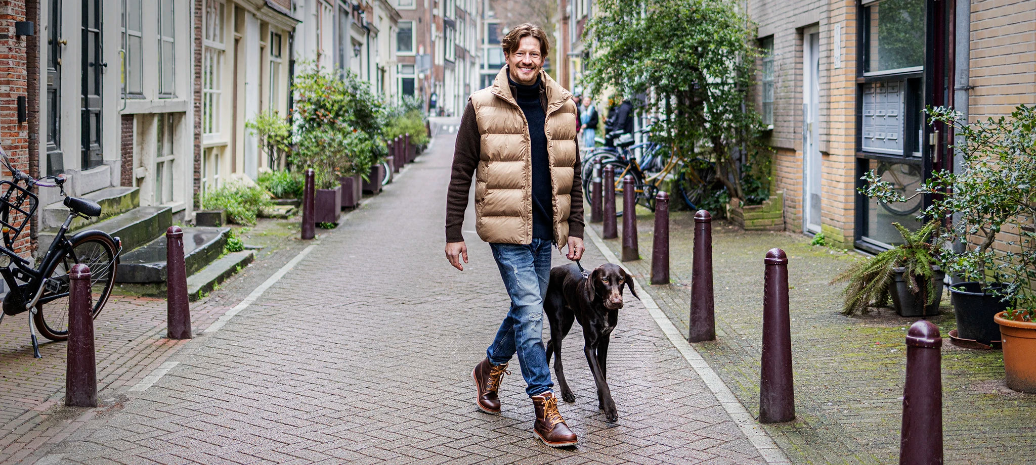 Hombre caminando por la ciudad con botas P03 Aviator de Panama Jack