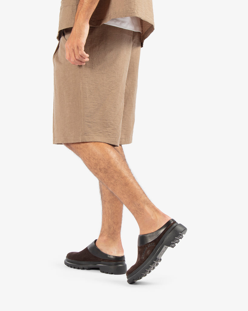 Theo zueco de piel con forro interior de piel. marron